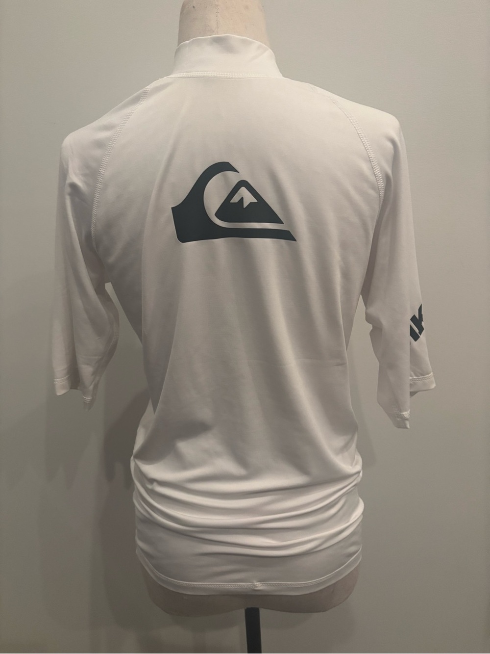 Quiksilver Men’s White Short-Sleeve uv Rash Guard with Black Logo